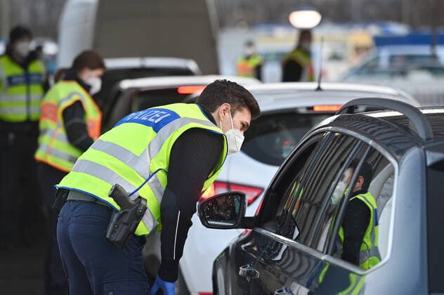 Grenzkontrollen an der oesterreichisch deutschen Grenze ,Grenzuebergang Kiefersfelden Grenzpolizisten kontrollieren Autofahrer bei der Einreise von Tirol Oesterreich nach Bayern Deutschland.