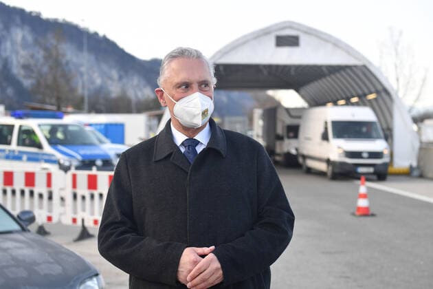 Bayerns Innenminister Joachim Herrmann informiert sich ueber Einreisekontrollen und Corona-Testungen in Kiefersfelden an der Grenze zu Tirol. Grenzkontrollen an der oesterreichisch deutschen Grenze ,Grenzuebergang Kiefersfelden Einreise von Tirol Oesterreich nach Bayern Deutschland.