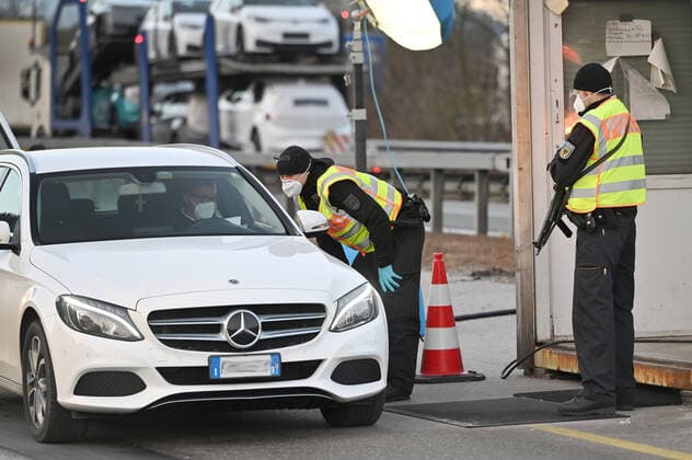 Grenzkontrollen an der oesterreichisch deutschen Grenze ,Grenzuebergang Kiefersfelden Grenzpolizisten kontrollieren Autofahrer bei der Einreise von Tirol Oesterreich nach Bayern Deutschland.
