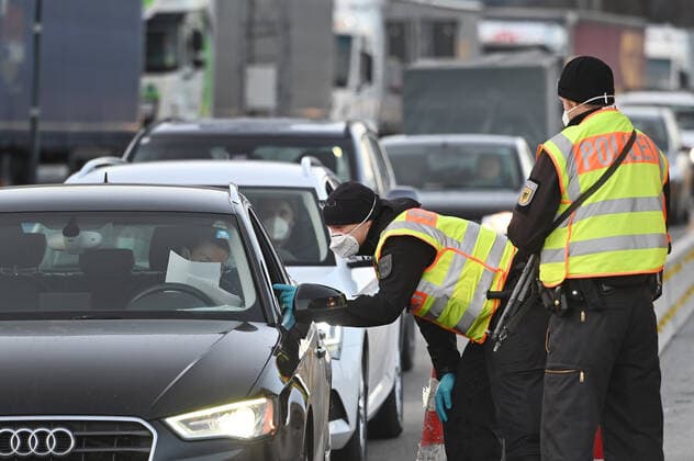 Grenzkontrollen an der oesterreichisch deutschen Grenze ,Grenzuebergang Kiefersfelden Grenzpolizisten kontrollieren Autofahrer bei der Einreise von Tirol Oesterreich nach Bayern Deutschland.