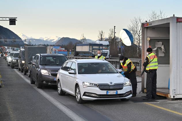 Grenzkontrollen an der oesterreichisch deutschen Grenze ,Grenzuebergang Kiefersfelden Grenzpolizisten kontrollieren Autofahrer bei der Einreise von Tirol Oesterreich nach Bayern Deutschland.