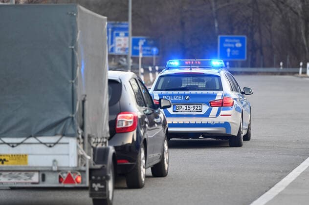Grenzkontrollen an der oesterreichisch deutschen Grenze ,Grenzuebergang Kiefersfelden Grenzpolizisten kontrollieren Autofahrer bei der Einreise von Tirol Oesterreich nach Bayern Deutschland. Ein Polizeiauto,Streifenwagen leitet abgewiesene Einreisende bis zur naechsten Autobahnausfahrt. Einreise verweigert,abgewiesen,