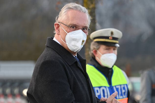 Bayerns Innenminister Joachim Herrmann informiert sich ueber Einreisekontrollen und Corona-Testungen in Kiefersfelden an der Grenze zu Tirol. Grenzkontrollen an der oesterreichisch deutschen Grenze ,Grenzuebergang Kiefersfelden Einreise von Tirol Oesterreich nach Bayern Deutschland.