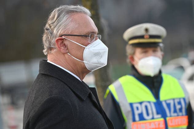 Bayerns Innenminister Joachim Herrmann informiert sich ueber Einreisekontrollen und Corona-Testungen in Kiefersfelden an der Grenze zu Tirol. Grenzkontrollen an der oesterreichisch deutschen Grenze ,Grenzuebergang Kiefersfelden Einreise von Tirol Oesterreich nach Bayern Deutschland.