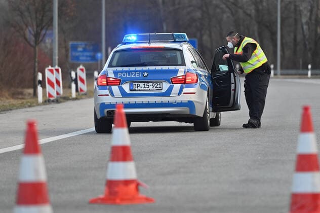 Grenzkontrollen an der oesterreichisch deutschen Grenze ,Grenzuebergang Kiefersfelden Grenzpolizisten kontrollieren Autofahrer bei der Einreise von Tirol Oesterreich nach Bayern Deutschland. Ein Polizeiauto,Streifenwagen leitet abgewiesene Einreisende bis zur naechsten Autobahnausfahrt. Einreise verweigert,abgewiesen,