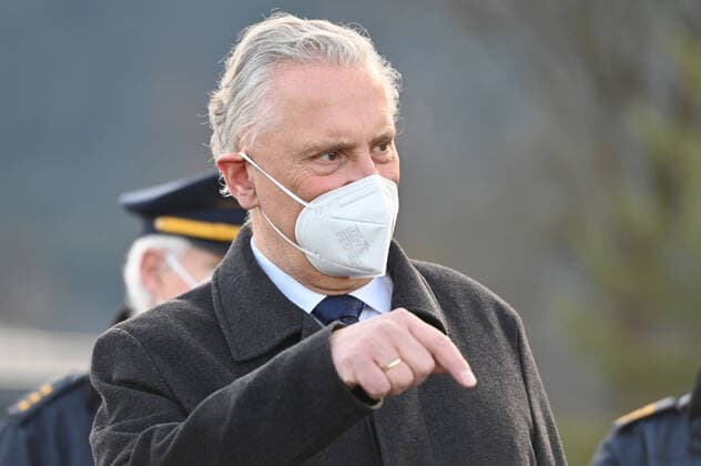 Bayerns Innenminister Joachim Herrmann informiert sich ueber Einreisekontrollen und Corona-Testungen in Kiefersfelden an der Grenze zu Tirol. Grenzkontrollen an der oesterreichisch deutschen Grenze ,Grenzuebergang Kiefersfelden Einreise von Tirol Oesterreich nach Bayern Deutschland.