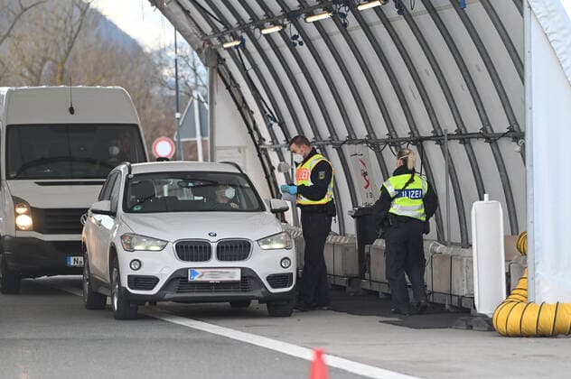 Grenzkontrollen an der oesterreichisch deutschen Grenze ,Grenzuebergang Kiefersfelden Grenzpolizisten kontrollieren Autofahrer bei der Einreise von Tirol Oesterreich nach Bayern Deutschland.