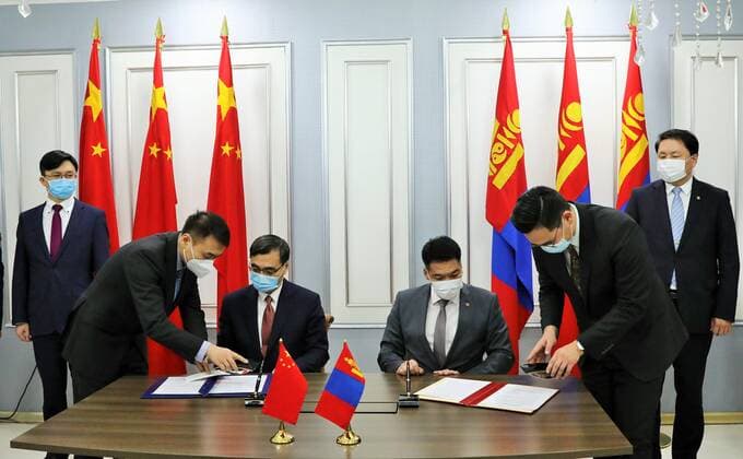 (210223) -- ULAN BATOR, Feb. 23, 2021 -- Representatives from China and Mongolia sign handover certificates of COVID-19 vaccines donated by China during a handover ceremony at the Chinggis Khaan International Airport in Ulan Bator, Mongolia, Feb. 23, 2021. Mongolia on Monday night received 300,000 doses of Sinopharm COVID-19 vaccine donated by China. ) MONGOLIA-ULAN BATOR-CHINA DONATED-COVID-19 VACCINES Asigang 