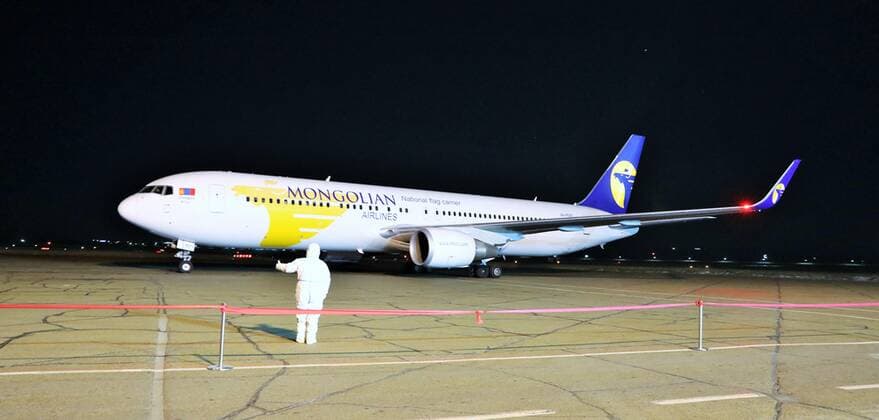 (210223) -- ULAN BATOR, Feb. 23, 2021 -- Photo taken on Feb. 23, 2021 shows a plane carrying COVID-19 vaccines donated by China at the Chinggis Khaan International Airport in Ulan Bator, Mongolia. Mongolia on Monday night received 300,000 doses of Sinopharm COVID-19 vaccine donated by China. ) MONGOLIA-ULAN BATOR-CHINA DONATED-COVID-19 VACCINES Asigang 