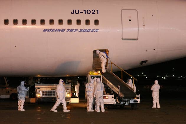 News Bilder des Tages (210223) -- ULAN BATOR, Feb. 23, 2021 -- Staff members prepare to unload COVID-19 vaccines donated by China at the Chinggis Khaan International Airport in Ulan Bator, Mongolia, Feb. 23, 2021. Mongolia on Monday night received 300,000 doses of Sinopharm COVID-19 vaccine donated by China. ) MONGOLIA-ULAN BATOR-CHINA DONATED-COVID-19 VACCINES Asigang 