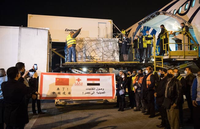 News Bilder des Tages (210223) -- CAIRO, Feb. 23, 2021 -- Workers upload a batch of China s Sinopharm COVID-19 vaccines onto a truck in Cairo International Airport, Egypt, Feb. 23, 2021. The shipment of COVID-19 vaccines from Chinese company Sinopharm arrived in Egyptian capital Cairo on Tuesday. ) EGYPT-CAIRO-CHINA-VACCINE-ARRIVAL WuxHuiwo 
