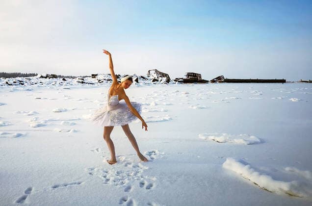 Bilder des Jahres 2021, Entertainment 02 Februar Entertainment Themen der Woche KW08 Entertainment Bilder des Tages LENINGRAD REGION, RUSSIA - FEBRUARY 23, 2021: Mariinsky Ballet dancer Ilmira Bagautdinova dances on the frozen Batareinaya Bay of the Gulf of Finland where a grain terminal is to be constructed. The dancer wants to draw the attention of the authorities to the problem and save the beach from development. Alexander Sokolov TASS  TS0F799F