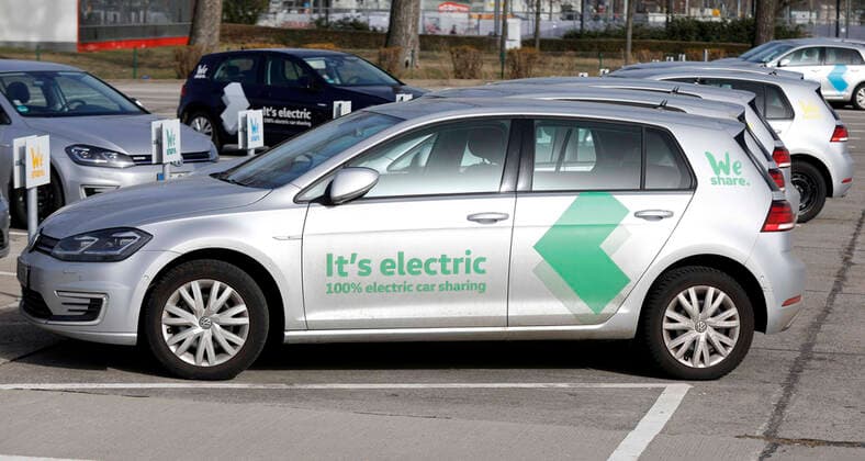 WeShare Volkswagen Golf Schoenefeld, DEU, 23.02.2021 - E-Volkswagen Golf von WeShare stehen auf einem Parkplatz. WeShare berteibt erine Flotte von Elektrofahrzeugen und ist ein Tochterunternehmen der Volkswagen AG. Schoenefeld Brandenburg Deutschland *** WeShare Volkswagen Golf Schoenefeld, DEU, 23 02 2021 E Volkswagen Golf from WeShare standing on a parking lot WeShare operates a fleet of electric vehicles and is a subsidiary of Volkswagen AG Schoenefeld Brandenburg Germany