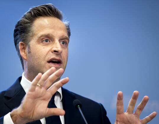 DEN HAAG - Minister Hugo de Jonge (Volksgezondheid, Welzijn en Sport) tijdens een persconferentie over de coronamaatregelen. De avondklok wordt verlengd omdat het kabinet de maatregel nodig denkt te hebben om ruimte te cre˜ren voor andere versoepelingen. ANP SEM VAN DER WAL Copyright: xHollandsexHoogtex xxANPx x428567533x