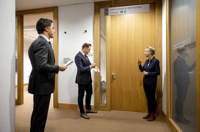 DEN HAAG - Minister-president Mark Rutte en minister Hugo de Jonge (Volksgezondheid, Welzijn en Sport) voorafgaand aan een persconferentie over de coronamaatregelen. De avondklok wordt verlengd omdat het kabinet de maatregel nodig denkt te hebben om ruimte te cre˜ren voor andere versoepelingen. ANP SEM VAN DER WAL Copyright: xHollandsexHoogtex xxANPx x428567612x