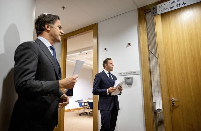 DEN HAAG - Minister-president Mark Rutte en minister Hugo de Jonge (Volksgezondheid, Welzijn en Sport) voorafgaand aan een persconferentie over de coronamaatregelen. De avondklok wordt verlengd omdat het kabinet de maatregel nodig denkt te hebben om ruimte te cre˜ren voor andere versoepelingen. ANP SEM VAN DER WAL Copyright: xHollandsexHoogtex xxANPx x428567622x