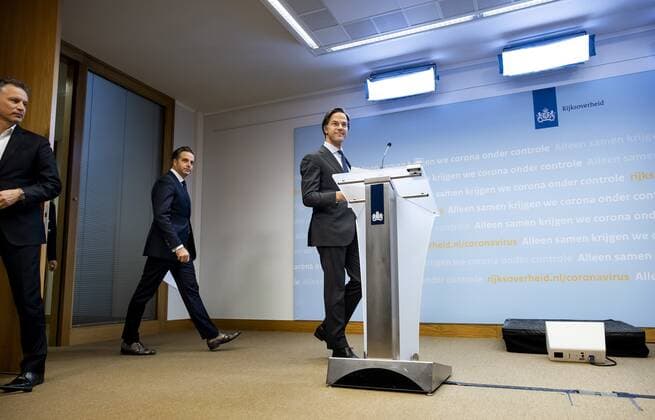 DEN HAAG - Minister-president Mark Rutte en minister Hugo de Jonge (Volksgezondheid, Welzijn en Sport) tijdens een persconferentie over de coronamaatregelen. De avondklok wordt verlengd omdat het kabinet de maatregel nodig denkt te hebben om ruimte te cre˜ren voor andere versoepelingen. ANP SEM VAN DER WAL Copyright: xHollandsexHoogtex xxANPx x428567691x
