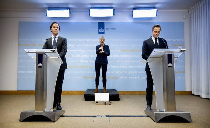 DEN HAAG - Minister-president Mark Rutte en minister Hugo de Jonge (Volksgezondheid, Welzijn en Sport) tijdens een persconferentie over de coronamaatregelen. De avondklok wordt verlengd omdat het kabinet de maatregel nodig denkt te hebben om ruimte te cre˜ren voor andere versoepelingen. ANP SEM VAN DER WAL Copyright: xHollandsexHoogtex xxANPx x428567855x