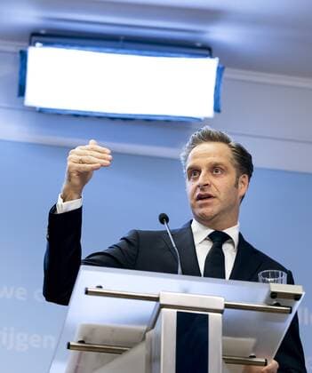 DEN HAAG - Minister Hugo de Jonge (Volksgezondheid, Welzijn en Sport) tijdens een persconferentie over de coronamaatregelen. De avondklok wordt verlengd omdat het kabinet de maatregel nodig denkt te hebben om ruimte te cre˜ren voor andere versoepelingen. ANP SEM VAN DER WAL Copyright: xHollandsexHoogtex xxANPx x428568531x
