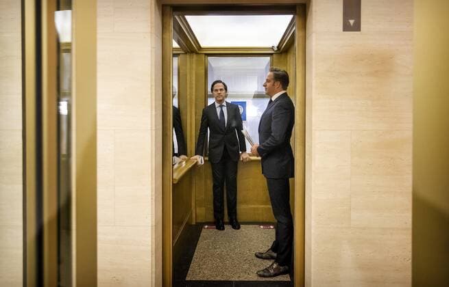 DEN HAAG - Minister-president Mark Rutte en minister Hugo de Jonge (Volksgezondheid, Welzijn en Sport) na afloop van een persconferentie over de coronamaatregelen. De avondklok wordt verlengd omdat het kabinet de maatregel nodig denkt te hebben om ruimte te cre˜ren voor andere versoepelingen. ANP SEM VAN DER WAL Copyright: xHollandsexHoogtex xxANPx x428569845x
