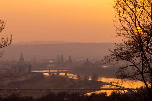 News Bilder des Tages Dresden im Winter Durch eine besondere Wetterlage, gelangten große Mengen an Saharastaub in die Atmosphäre und färbten die Morgen- Abendhimmel besonders intensiv, so wie hier über der Altstadt von Dresden. Dresden Sachsen GERMANY