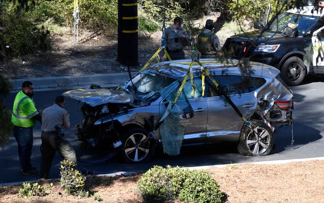 Tiger Woods car is removed from a hill side after he suffered multiple leg injuries and was undergoing surgery following a vehicle rollover crash in the Rancho Palos Verdes CA USA. area early Tuesday, Fed 23,2021. ..The crash happened on the border of Rolling Hills Estates around 7:12 a.m. Tuesday, according to the Los Angeles County Sheriff s Department. Rancho Palos Verdes USA - ZUMAbl1_ 20210223_zaf_bl1_006 Copyright: xGenexBlevinsx