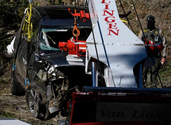 February 23, 2021, Palos Verdes California, USA: Tiger Woods car is removed from a hill side after he was involved in a vehicle rollover crash on the border of Rolling Hills Estates early Tuesday morning, according to the Los Angeles County Sheriff s Department. Woods suffered multiple leg injuries, and was undergoing surgery. Rancho Palos Verdes USA - ZUMAbl1_ 20210223_zaf_bl1_004 Copyright: xGenexBlevinsx