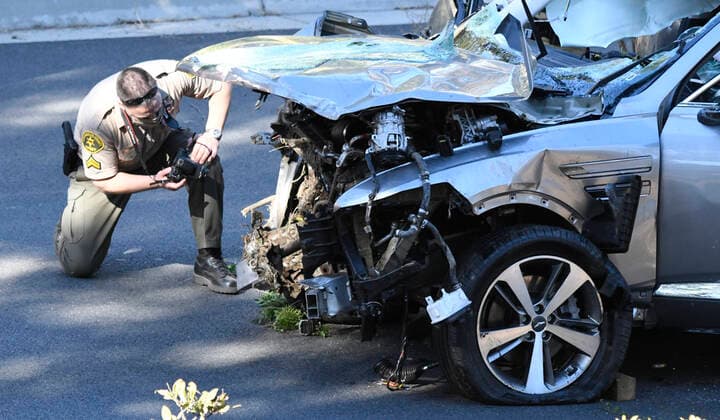 February 23, 2021, Palos Verdes California, USA: Tiger Woods car is removed from a hill side after he was involved in a vehicle rollover crash on the border of Rolling Hills Estates early Tuesday morning, according to the Los Angeles County Sheriff s Department. Woods suffered multiple leg injuries, and was undergoing surgery. Rancho Palos Verdes USA - ZUMAbl1_ 20210223_zaf_bl1_010 Copyright: xGenexBlevinsx