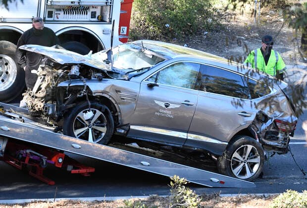 February 23, 2021, Palos Verdes California, USA: Tiger Woods car is removed from a hill side after he was involved in a vehicle rollover crash on the border of Rolling Hills Estates early Tuesday morning, according to the Los Angeles County Sheriff s Department. Woods suffered multiple leg injuries, and was undergoing surgery. Rancho Palos Verdes USA - ZUMAbl1_ 20210223_zaf_bl1_012 Copyright: xGenexBlevinsx