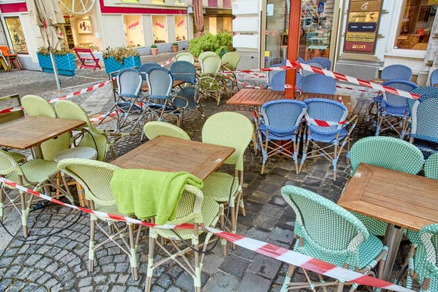 - Wien 23.02.2021 - Coronavirus Krise - Am 15. März könnten laut heutigen Meldungen auch Gastronomie und Kulturstätten wieder aufsperren. Teil des Konzepts könnte das Freitesten sein bei dem ein Corona-Schnelltest nicht älter als 48 Stunden den Eintritt in Restaurants, Gaststätten, Hotels, Lokale und alle Kulturbetriebe wie Theater, Kinos, Opern- und Konzerthäuser etc ermöglichen soll. PHOTO: Noch sind alle Lokale und Terrassen für Kunden geschlossen. Mit einem negativen Corona Antigentest könnte ein Besuch wieder möglich werden. Vienna, Austria - Coronavirus Crisis - According to today s reports, restaurants and cultural sites could open again on March 15. Part of the concept could be the so called freest of all, in which a corona 