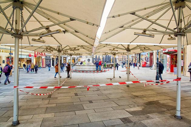 - Wien 23.02.2021 - Coronavirus Krise - Am 15. März könnten laut heutigen Meldungen auch Gastronomie und Kulturstätten wieder aufsperren. Teil des Konzepts könnte das Freitesten sein bei dem ein Corona-Schnelltest nicht älter als 48 Stunden den Eintritt in Restaurants, Gaststätten, Hotels, Lokale und alle Kulturbetriebe wie Theater, Kinos, Opern- und Konzerthäuser etc ermöglichen soll. PHOTO: Noch sind alle Lokale und Terrassen für Kunden geschlossen. Mit einem negativen Corona Antigentest könnte ein Besuch wieder möglich werden. Vienna, Austria - Coronavirus Crisis - According to today s reports, restaurants and cultural sites could open again on March 15. Part of the concept could be the so called freest of all, in which a corona 