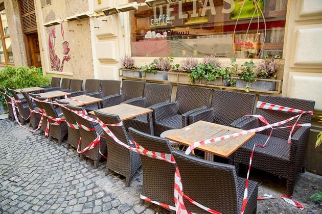 - Wien 23.02.2021 - Coronavirus Krise - Am 15. März könnten laut heutigen Meldungen auch Gastronomie und Kulturstätten wieder aufsperren. Teil des Konzepts könnte das Freitesten sein bei dem ein Corona-Schnelltest nicht älter als 48 Stunden den Eintritt in Restaurants, Gaststätten, Hotels, Lokale und alle Kulturbetriebe wie Theater, Kinos, Opern- und Konzerthäuser etc ermöglichen soll. PHOTO: Noch sind alle Lokale und Terrassen für Kunden geschlossen. Mit einem negativen Corona Antigentest könnte ein Besuch wieder möglich werden. Vienna, Austria - Coronavirus Crisis - According to today s reports, restaurants and cultural sites could open again on March 15. Part of the concept could be the so called freest of all, in which a corona 
