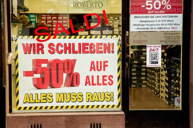 - Wien 23.02.2021 - Coronavirus Krise - Am 15. März könnten laut heutigen Meldungen auch Gastronomie und Kulturstätten wieder aufsperren. Teil des Konzepts könnte das Freitesten sein bei dem ein Corona-Schnelltest nicht älter als 48 Stunden den Eintritt in Restaurants, Gaststätten, Hotels, Lokale und alle Kulturbetriebe wie Theater, Kinos, Opern- und Konzerthäuser etc ermöglichen soll. PHOTO: Noch sind alle Lokale und Terrassen für Kunden geschlossen. Mit einem negativen Corona Antigentest könnte ein Besuch wieder möglich werden. Vienna, Austria - Coronavirus Crisis - According to today s reports, restaurants and cultural sites could open again on March 15. Part of the concept could be the so called freest of all, in which a corona