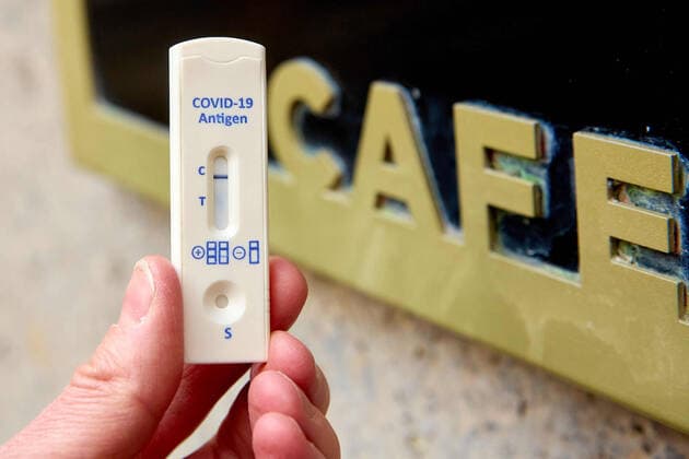 - Wien 23.02.2021 - Coronavirus Krise - Am 15. März könnten laut heutigen Meldungen auch Gastronomie und Kulturstätten wieder aufsperren. Teil des Konzepts könnte das Freitesten sein bei dem ein Corona-Schnelltest nicht älter als 48 Stunden den Eintritt in Restaurants, Gaststätten, Hotels, Lokale und alle Kulturbetriebe wie Theater, Kinos, Opern- und Konzerthäuser etc ermöglichen soll. PHOTO: Noch sind alle Lokale und Terrassen für Kunden geschlossen. Mit einem negativen Corona Antigentest könnte ein Besuch wieder möglich werden. Vienna, Austria - Coronavirus Crisis - According to today s reports, restaurants and cultural sites could open again on March 15. Part of the concept could be the so called freest of all, in which a corona