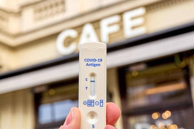 - Wien 23.02.2021 - Coronavirus Krise - Am 15. März könnten laut heutigen Meldungen auch Gastronomie und Kulturstätten wieder aufsperren. Teil des Konzepts könnte das Freitesten sein bei dem ein Corona-Schnelltest nicht älter als 48 Stunden den Eintritt in Restaurants, Gaststätten, Hotels, Lokale und alle Kulturbetriebe wie Theater, Kinos, Opern- und Konzerthäuser etc ermöglichen soll. PHOTO: Noch sind alle Lokale und Terrassen für Kunden geschlossen. Mit einem negativen Corona Antigentest könnte ein Besuch wieder möglich werden. Vienna, Austria - Coronavirus Crisis - According to today s reports, restaurants and cultural sites could open again on March 15. Part of the concept could be the so called freest of all, in which a corona
