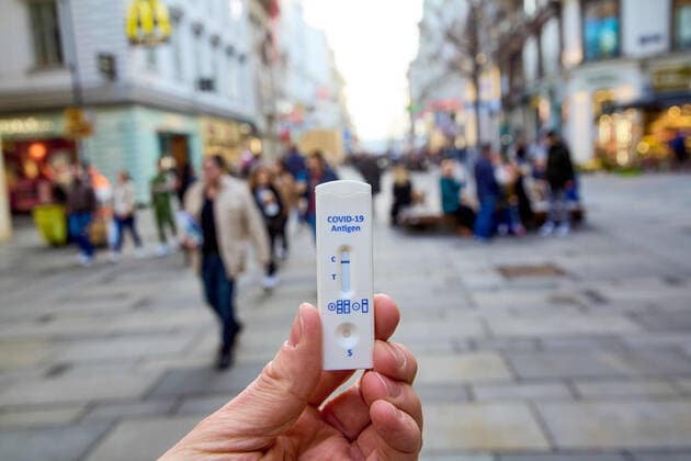 - Wien 23.02.2021 - Coronavirus Krise - Am 15. März könnten laut heutigen Meldungen auch Gastronomie und Kulturstätten wieder aufsperren. Teil des Konzepts könnte das Freitesten sein bei dem ein Corona-Schnelltest nicht älter als 48 Stunden den Eintritt in Restaurants, Gaststätten, Hotels, Lokale und alle Kulturbetriebe wie Theater, Kinos, Opern- und Konzerthäuser etc ermöglichen soll. PHOTO: Noch sind alle Lokale und Terrassen für Kunden geschlossen. Mit einem negativen Corona Antigentest könnte ein Besuch wieder möglich werden. Vienna, Austria - Coronavirus Crisis - According to today s reports, restaurants and cultural sites could open again on March 15. Part of the concept could be the so called freest of all, in which a corona
