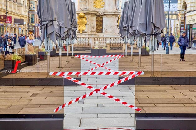 - Wien 23.02.2021 - Coronavirus Krise - Am 15. März könnten laut heutigen Meldungen auch Gastronomie und Kulturstätten wieder aufsperren. Teil des Konzepts könnte das Freitesten sein bei dem ein Corona-Schnelltest nicht älter als 48 Stunden den Eintritt in Restaurants, Gaststätten, Hotels, Lokale und alle Kulturbetriebe wie Theater, Kinos, Opern- und Konzerthäuser etc ermöglichen soll. PHOTO: Noch sind alle Lokale und Terrassen für Kunden geschlossen. Mit einem negativen Corona Antigentest könnte ein Besuch wieder möglich werden. Vienna, Austria - Coronavirus Crisis - According to today s reports, restaurants and cultural sites could open again on March 15. Part of the concept could be the so called freest of all, in which a corona
