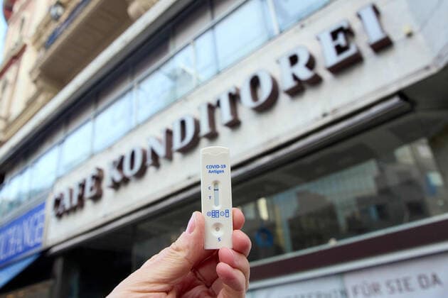 - Wien 23.02.2021 - Coronavirus Krise - Am 15. März könnten laut heutigen Meldungen auch Gastronomie und Kulturstätten wieder aufsperren. Teil des Konzepts könnte das Freitesten sein bei dem ein Corona-Schnelltest nicht älter als 48 Stunden den Eintritt in Restaurants, Gaststätten, Hotels, Lokale und alle Kulturbetriebe wie Theater, Kinos, Opern- und Konzerthäuser etc ermöglichen soll. PHOTO: Noch sind alle Lokale und Terrassen für Kunden geschlossen. Mit einem negativen Corona Antigentest könnte ein Besuch wieder möglich werden. Vienna, Austria - Coronavirus Crisis - According to today s reports, restaurants and cultural sites could open again on March 15. Part of the concept could be the so called freest of all, in which a corona 