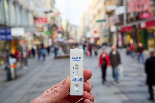 - Wien 23.02.2021 - Coronavirus Krise - Am 15. März könnten laut heutigen Meldungen auch Gastronomie und Kulturstätten wieder aufsperren. Teil des Konzepts könnte das Freitesten sein bei dem ein Corona-Schnelltest nicht älter als 48 Stunden den Eintritt in Restaurants, Gaststätten, Hotels, Lokale und alle Kulturbetriebe wie Theater, Kinos, Opern- und Konzerthäuser etc ermöglichen soll. PHOTO: Noch sind alle Lokale und Terrassen für Kunden geschlossen. Mit einem negativen Corona Antigentest könnte ein Besuch wieder möglich werden. Vienna, Austria - Coronavirus Crisis - According to today s reports, restaurants and cultural sites could open again on March 15. Part of the concept could be the so called freest of all, in which a corona