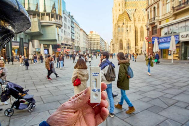 - Wien 23.02.2021 - Coronavirus Krise - Am 15. März könnten laut heutigen Meldungen auch Gastronomie und Kulturstätten wieder aufsperren. Teil des Konzepts könnte das Freitesten sein bei dem ein Corona-Schnelltest nicht älter als 48 Stunden den Eintritt in Restaurants, Gaststätten, Hotels, Lokale und alle Kulturbetriebe wie Theater, Kinos, Opern- und Konzerthäuser etc ermöglichen soll. PHOTO: Noch sind alle Lokale und Terrassen für Kunden geschlossen. Mit einem negativen Corona Antigentest könnte ein Besuch wieder möglich werden. Vienna, Austria - Coronavirus Crisis - According to today s reports, restaurants and cultural sites could open again on March 15. Part of the concept could be the so called freest of all, in which a corona 