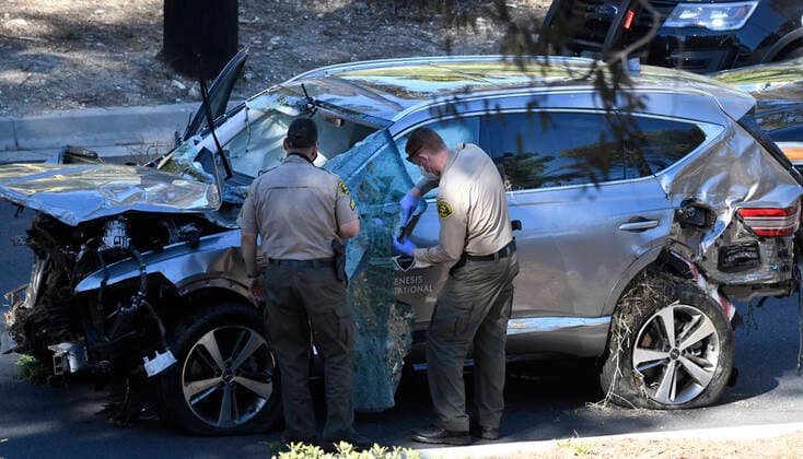 February 23, 2021, Palos Verdes California, USA: Tiger Woods Hyundai Genesis SUV car is removed from a hill side after he was involved in a vehicle rollover crash on the border of Rolling Hills Estates early Tuesday morning, according to the Los Angeles County Sheriff s Department. Woods suffered multiple leg injuries, and was undergoing surgery. Rancho Palos Verdes USA - ZUMAbl1_ 20210223_zaf_bl1_008 Copyright: xGenexBlevinsx