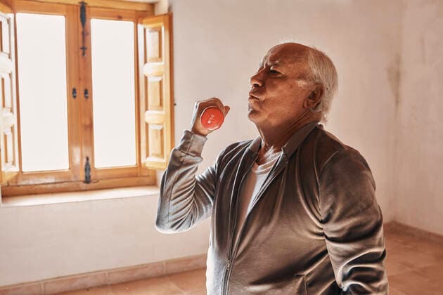 IMAGO Creative, Neujahr, Vorsätze, Sport IMAGO Creative: Clickbait, Sport und Fitness An elderly man is lifting a small weight with his right arm. Jaén, AN, Spain CR_NNSU210223B-653539-01 ,model released, Symbolfoto