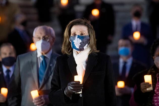 Coronavirus in den USA, Gedenkveranstaltung für Opfer der Pandemie in Washington February 23, 2021, Washington, District of Columbia, USA: Speaker of the United States House of Representatives NANCY PELOSI (Democrat of California) joins other members of the Senate and House of Representatives on the East Front of the U.S. Capitol to observe a moment of silence for the 500,000 American lives lost to COVID-19. Washington USA - ZUMAs152 20210223_zaa_s152_511 Copyright: xRodxLamkeyx-xCnpx