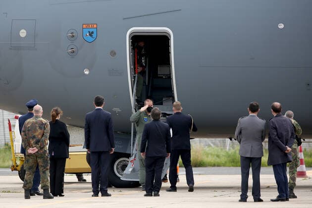 (210224) -- LISBON, Feb. 24, 2021 -- Portuguese officials welcome German army medical experts at Figo Maduro military airbase in Lisbon, Portugal on Feb. 23, 2021. Portugal on Tuesday welcomed the second team of German military health professionals who assist the country in the treatment of COVID-19 patients. (Photo by Xinhua) PORTUGAL-LISBON-GERMANY-MEDICAL EXPERTS-COVID-19 PedroxFiuza 