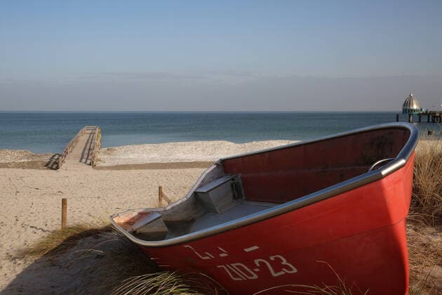 Blick am Dienstag (23.02.2021) im Ostseeheilbad Zingst (Landkreis Vorpommern Rügen) auf den örtlichen Strand. In Mecklenburg Vorpommern herrschen in manchen Orten bereits sommerliche Temperaturen. Dennoch ist längst noch nicht an allen Strandabschnitten des Landes der Schnee der letzten Wochen abgetaut. So laden zahlreiche Ostseebäder zurzeit zu einem ganz besonderen Strandspaziergang ein.