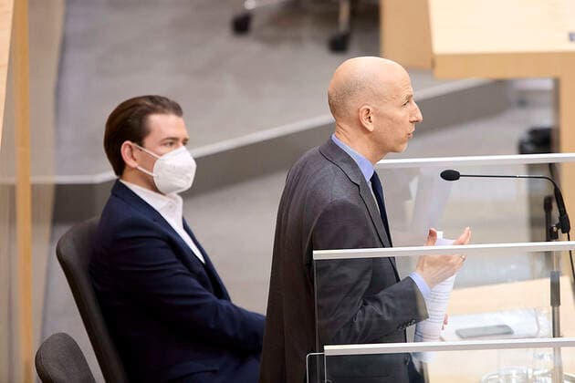 - Wien 24.02.2021 - Parlament Nationalrat - Heute fand im Nationalrat eine reguläre Sitzung statt mit den Themen, gesetzliche Regeln zum Homeoffice, Gratis-CoV-Tests in den Apotheken und Verlängerung zahlreicher CoV-Maßnahmen statt PHOTO: Arbeitsminister Martin Kocher (R ÖVP) bei seiner Rede und Bundeskanzler Sebastian Kurz (ÖVP) auf der Regierungsbank Vienna (AUSTRIA) - Today a regular meeting took place in the National Council with the topics, legal rules for home office, free CoV tests in pharmacies and the extension of numerous CoV measures. Nationalrat Sitzung