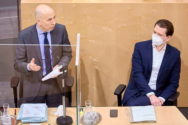 - Wien 24.02.2021 - Parlament Nationalrat - Heute fand im Nationalrat eine reguläre Sitzung statt mit den Themen, gesetzliche Regeln zum Homeoffice, Gratis-CoV-Tests in den Apotheken und Verlängerung zahlreicher CoV-Maßnahmen statt PHOTO: Arbeitsminister Martin Kocher (L ÖVP) bei seiner Rede und Bundeskanzler Sebastian Kurz (ÖVP) auf der Regierungsbank Vienna (AUSTRIA) - Today a regular meeting took place in the National Council with the topics, legal rules for home office, free CoV tests in pharmacies and the extension of numerous CoV measures. Nationalrat Sitzung