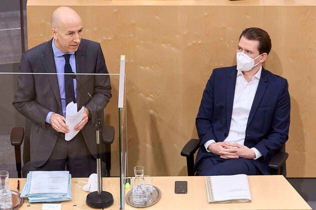 - Wien 24.02.2021 - Parlament Nationalrat - Heute fand im Nationalrat eine reguläre Sitzung statt mit den Themen, gesetzliche Regeln zum Homeoffice, Gratis-CoV-Tests in den Apotheken und Verlängerung zahlreicher CoV-Maßnahmen statt PHOTO: Arbeitsminister Martin Kocher (L ÖVP) bei seiner Rede und Bundeskanzler Sebastian Kurz (ÖVP) auf der Regierungsbank Vienna (AUSTRIA) - Today a regular meeting took place in the National Council with the topics, legal rules for home office, free CoV tests in pharmacies and the extension of numerous CoV measures. Nationalrat Sitzung
