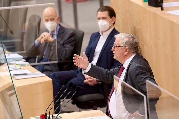 - Wien 24.02.2021 - Parlament Nationalrat - Heute fand im Nationalrat eine reguläre Sitzung statt mit den Themen, gesetzliche Regeln zum Homeoffice, Gratis-CoV-Tests in den Apotheken und Verlängerung zahlreicher CoV-Maßnahmen statt PHOTO: Arbeitsminister Martin Kocher (L ÖVP) und Bundeskanzler Sebastian Kurz (M ÖVP) auf der Regierungsbank, SPÖ-Finanzsprecher Christoph Matznetter (R SPÖ) am rednerpult. Vienna (AUSTRIA) - Today a regular meeting took place in the National Council with the topics, legal rules for home office, free CoV tests in pharmacies and the extension of numerous CoV measures. Nationalrat Sitzung