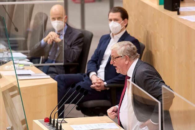 - Wien 24.02.2021 - Parlament Nationalrat - Heute fand im Nationalrat eine reguläre Sitzung statt mit den Themen, gesetzliche Regeln zum Homeoffice, Gratis-CoV-Tests in den Apotheken und Verlängerung zahlreicher CoV-Maßnahmen statt PHOTO: Arbeitsminister Martin Kocher (L ÖVP) und Bundeskanzler Sebastian Kurz (M ÖVP) auf der Regierungsbank, SPÖ-Finanzsprecher Christoph Matznetter (R SPÖ) am rednerpult. Vienna (AUSTRIA) - Today a regular meeting took place in the National Council with the topics, legal rules for home office, free CoV tests in pharmacies and the extension of numerous CoV measures. Nationalrat Sitzung
